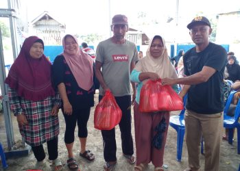 6 Lansia dan 4 Penyandang Disabilitas di Desa Purworejo Terima Bantuan Sembako dari Pemkab Boltim