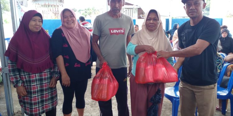 6 Lansia dan 4 Penyandang Disabilitas di Desa Purworejo Terima Bantuan Sembako dari Pemkab Boltim