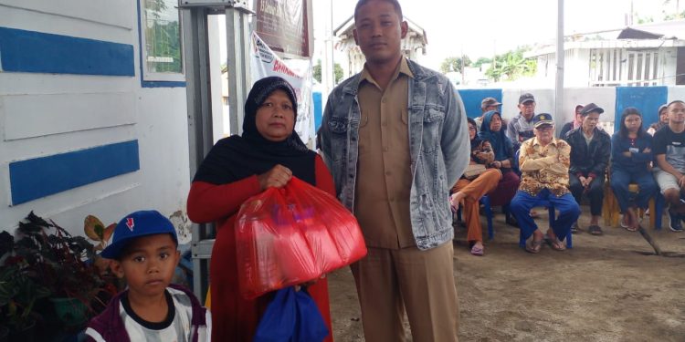3 Lansia dan 2 Penyandang Disabilitas di Desa Purworejo Tengah Terima Bantuan Sembako dari Pemkab Boltim