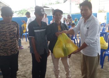 3 Lansia dan 16 Penyandang Disabilitas di Desa Moyongkota Baru Terima Bantuan Sembako dari Pemkab Boltim
