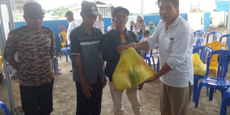 3 Lansia dan 16 Penyandang Disabilitas di Desa Moyongkota Baru Terima Bantuan Sembako dari Pemkab Boltim
