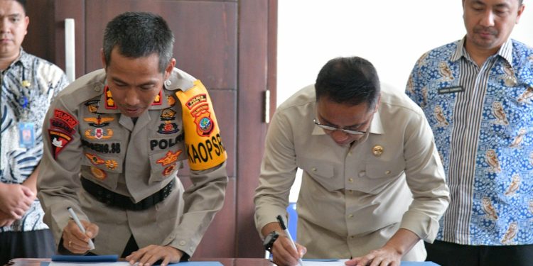 Bupati SSM Bersama Kapolres Boltim Tandatangani NPHD Pengamanan Pilkada 2024