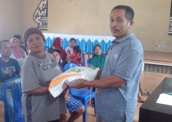 Pemdes Liberia Salurkan Bantuan Pangan Beras 2024 kepada 50 KPM