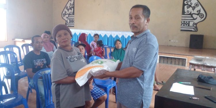 Pemdes Liberia Salurkan Bantuan Pangan Beras 2024 kepada 50 KPM