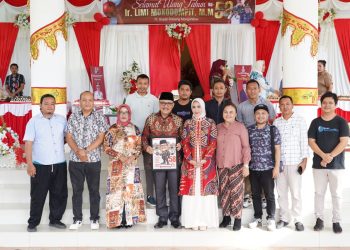 HUT ke-58, Pj Bupati Limi Mokodompit dapat Hadiah Karikatur dari Wartawan Bolmong