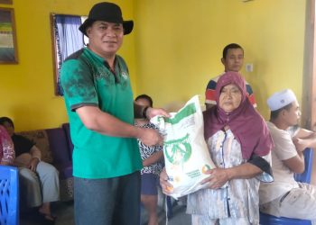 Pemdes Purworejo Timur Salurkan Bantuan Pangan Beras 2024 kepada 55 KPM