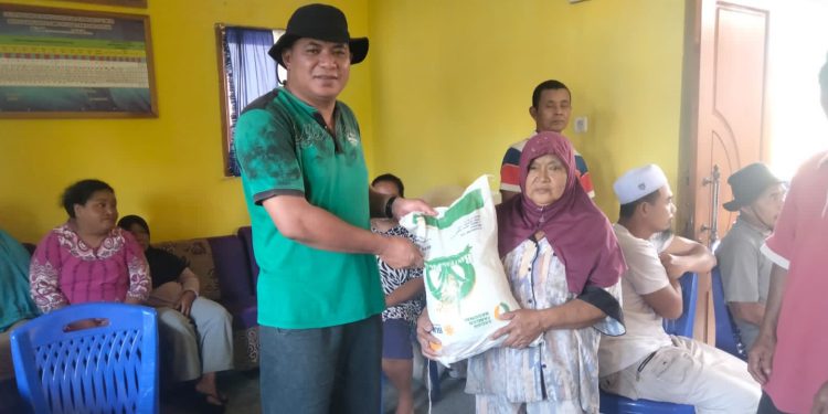 Pemdes Purworejo Timur Salurkan Bantuan Pangan Beras 2024 kepada 55 KPM