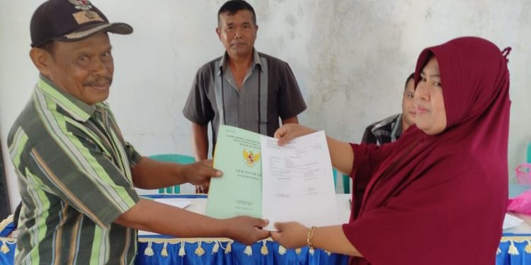 Pemdes Purworejo Tengah Serahkan 20 Sertifikat Tanah Program PTSL kepada Masyarakat