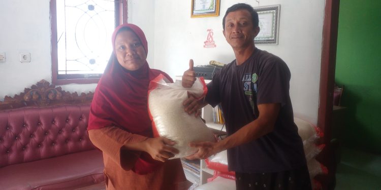 Jelang Ramadhan, Pemdes Candi Rejo Salurkan Bantuan Pangan Beras Tahap II