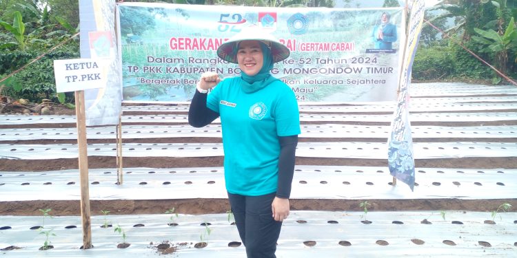 Peringati Hari Kesatuan Gerak PKK ke-52, Mama Icat Bersama TP-PKK Boltim Gelar Gertam Cabai di Desa Liberia Timur