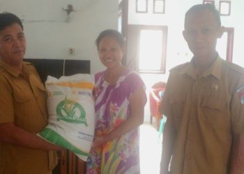 Pemdes Modayag III Salurkan Bantuan Pangan Beras Tahap II kepada 230 KPM