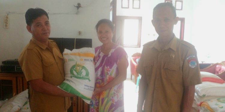 Pemdes Modayag III Salurkan Bantuan Pangan Beras Tahap II kepada 230 KPM