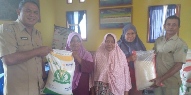 Jelang Bulan Suci, Pemdes Purworejo Timur Salurkan Bantuan Pangan Beras Tahap II