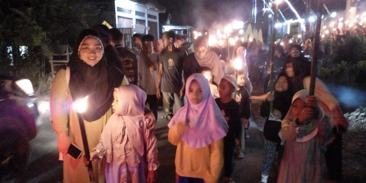 Sambut Ramadhan 1445 Hijriah, Pemdes Modayag Bersama Remaja Masjid Baiturrahman Gelar Pawai Obor