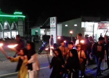 Sambut Bulan Suci Ramadhan 1445 Hijriah, Pemdes Modayag II Bersama Remaja Masjid Al-Hayatul Islam Gelar Pawai Obor