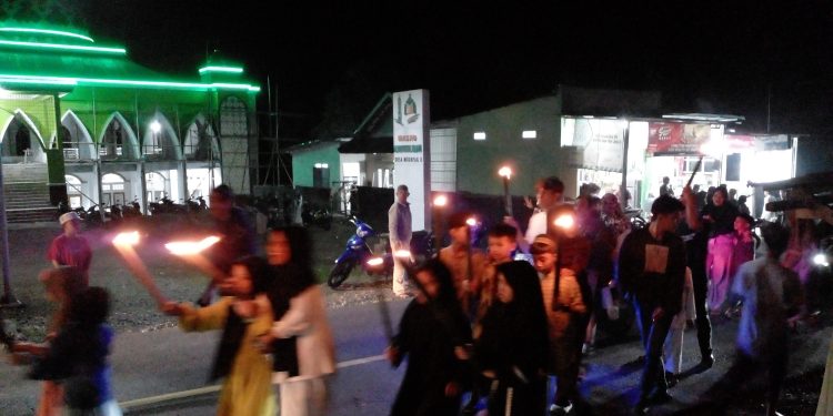 Sambut Bulan Suci Ramadhan 1445 Hijriah, Pemdes Modayag II Bersama Remaja Masjid Al-Hayatul Islam Gelar Pawai Obor