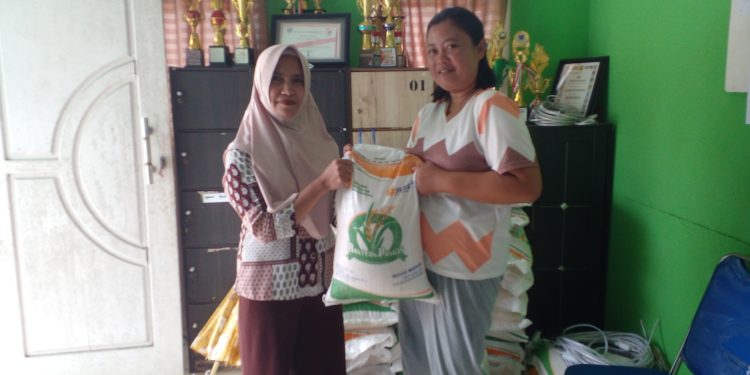 Berkah Ramadhan, Pemdes Liberia Timur Salurkan Bantuan Pangan Beras Tahap III