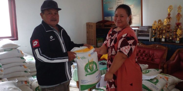 Di Bulan Penuh Berkah, Pemdes Modayag III Salurkan Bantuan Pangan Beras Tahap III