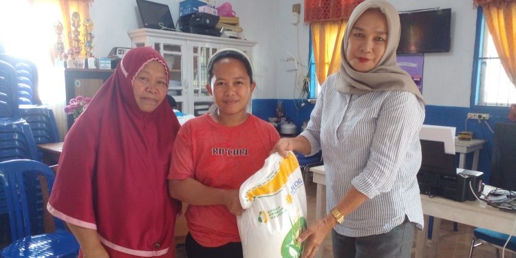 Di Bulan Suci Ramadhan, Pemdes Modayag II Salurkan Bantuan Pangan Beras Tahap III