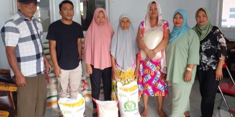 Pemdes Modayag Salurkan Bantuan Pangan Beras Tahap II kepada 235 KPM