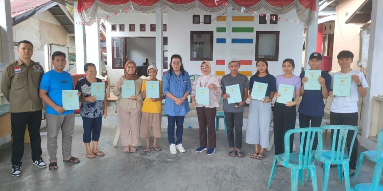 Pemdes Modayag III Serahkan 38 Sertifikat Tanah Program PTSL kepada Masyarakat