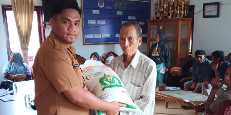 Jelang Bulan Penuh Berkah, Pemdes Purworejo Salurkan Bantuan Pangan Beras Tahap II