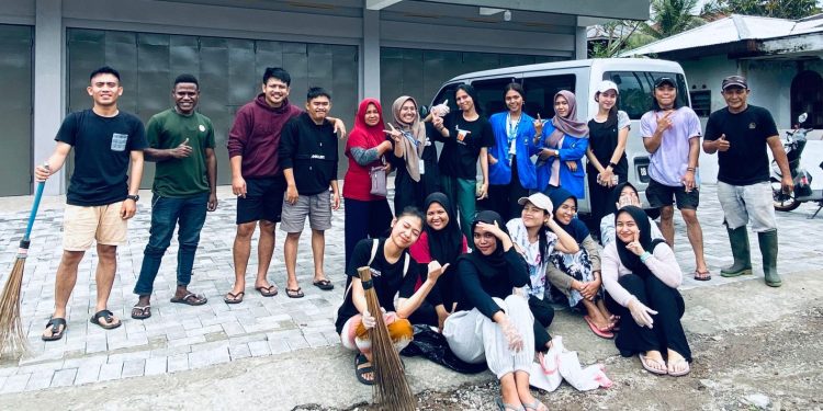 Sambut Ramadhan, Pemdes Modayag III Bersama Karang Taruna Gotong Royong Bersihkan Lingkungan Desa