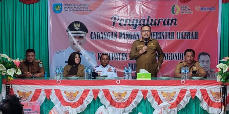 Pj Bupati Limi Mokodompit Salurkan Bantuan Cadangan Pangan