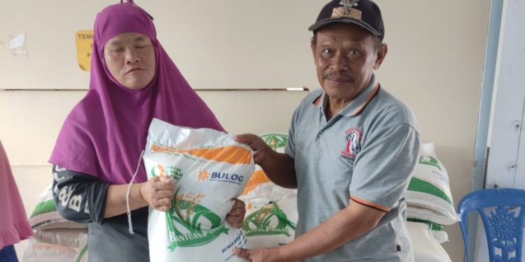 Di Bulan Suci Ramadhan, Pemdes Purworejo Tengah Salurkan Bantuan Pangan Beras Tahap III