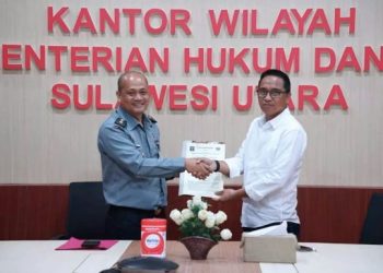 Bupati SSM Terima Sertifikat Hak Cipta Batik Tradisional Khas Boltim
