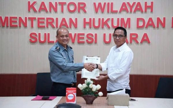 Bupati SSM Terima Sertifikat Hak Cipta Batik Tradisional Khas Boltim