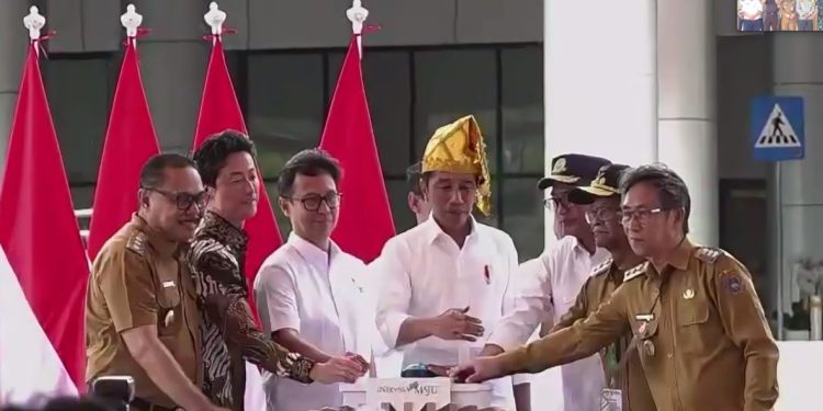 Penjabat Bupati Limi dampingi Presiden Jokowi Resmikan Bandara Bolmong