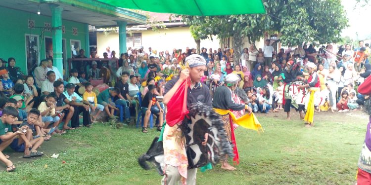 Pemdes Liberia Timur Tutup Bersih Desa dengan Pertunjukan Tari Kuda Lumping