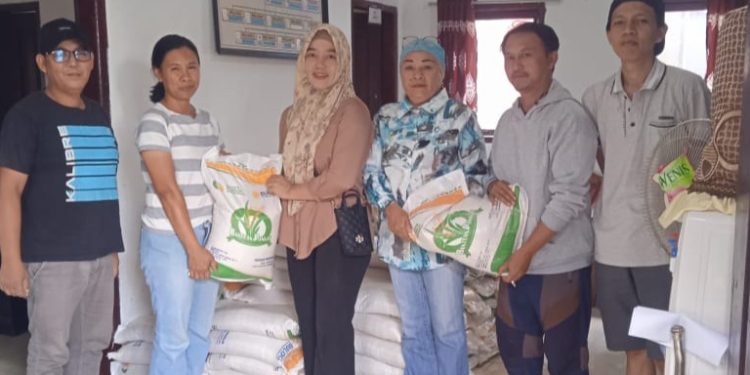 Pemdes Modayag III Salurkan Bantuan Pangan Beras Tahap IV kepada 230 KPM