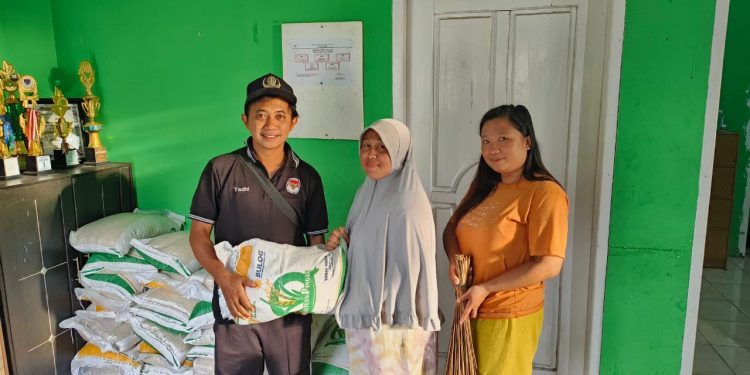 Pemdes Liberia Timur Salurkan Bantuan Pangan Beras Tahap IV kepada 47 KPM