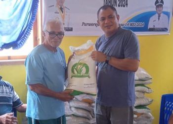 Pemdes Purworejo Timur Salurkan Bantuan Pangan Beras Tahap IV kepada 55 KPM