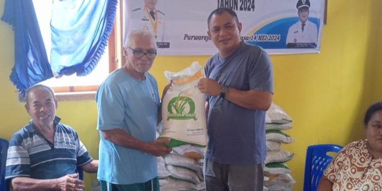 Pemdes Purworejo Timur Salurkan Bantuan Pangan Beras Tahap IV kepada 55 KPM