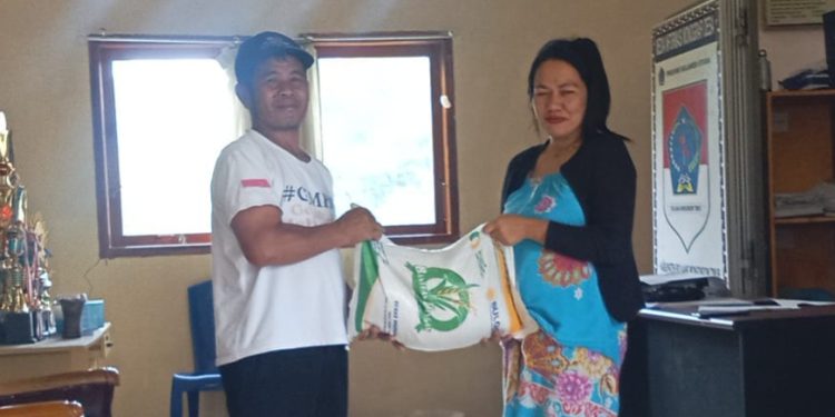 Pemdes Sumber Rejo Salurkan Bantuan Pangan Beras Tahap IV kepada 19 KPM