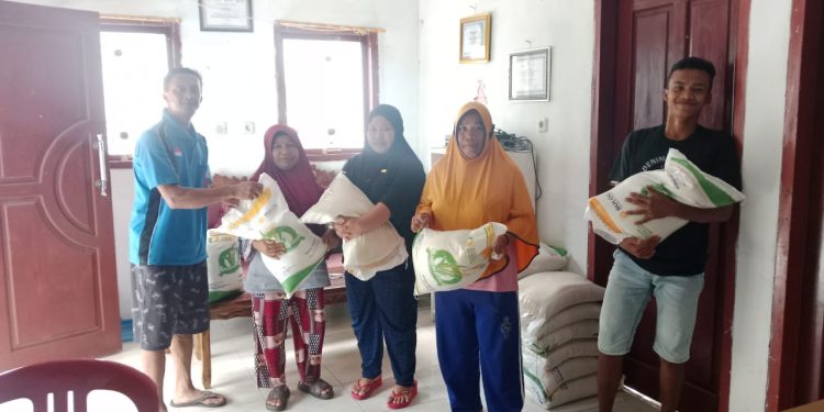 Pemdes Candi Rejo Salurkan Bantuan Pangan Beras Tahap IV kepada 28 KPM