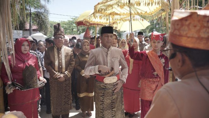 Pj Bupati Bolmong Jusnan C Mokoginta Dijemput Secara Adat