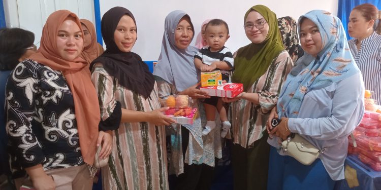 Pemdes Modayag II Beri Bantuan 135 Paket Makanan Tambahan kepada Bayi, Anak Balita dan Bumil