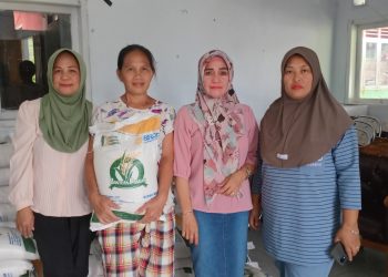 Pemdes Modayag Salurkan Bantuan Pangan Beras Tahap V kepada 235 KPM