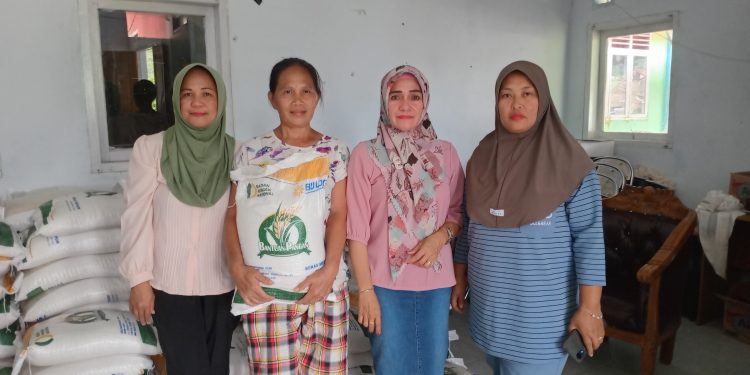 Pemdes Modayag Salurkan Bantuan Pangan Beras Tahap V kepada 235 KPM