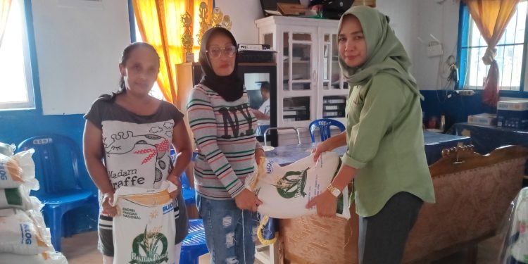Pemdes Modayag II Salurkan Bantuan Pangan Beras Tahap V kepada 161 KPM