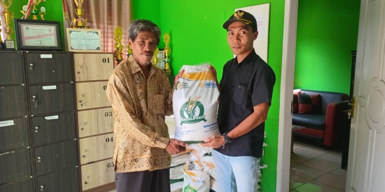 Pemdes Liberia Timur Salurkan Bantuan Pangan Beras Tahap V