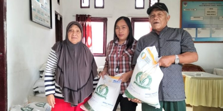 Pemdes Modayag III Salurkan Bantuan Pangan Beras Tahap V kepada 230 KPM