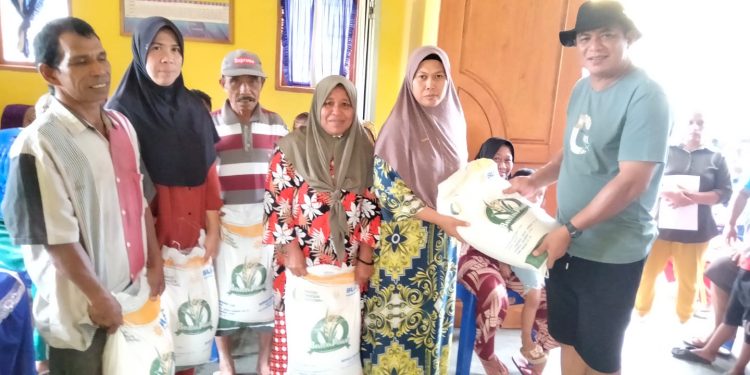 Pemdes Purworejo Timur Salurkan Bantuan Pangan Beras Tahap V