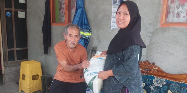 Pemdes Sumber Rejo Salurkan Bantuan Pangan Beras Tahap VI Secara Door To Door