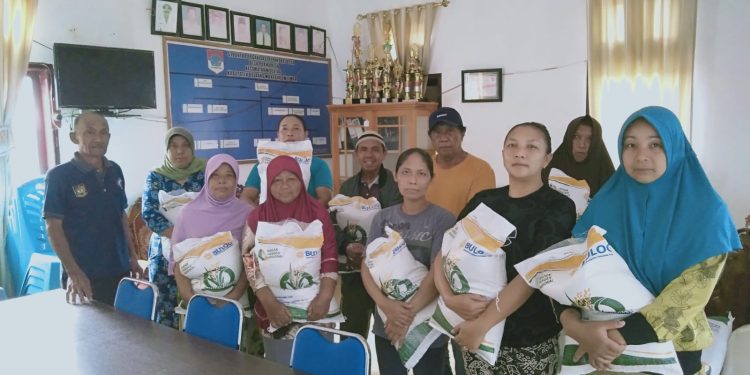 Pemdes Purworejo Salurkan Bantuan Pangan Beras Tahap VI kepada 60 KPM