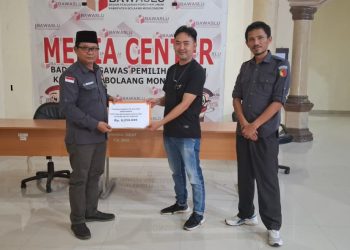 Ketua Bawaslu Bolmong Serahkan Santunan Kecelakaan Kerja Ad Hoc